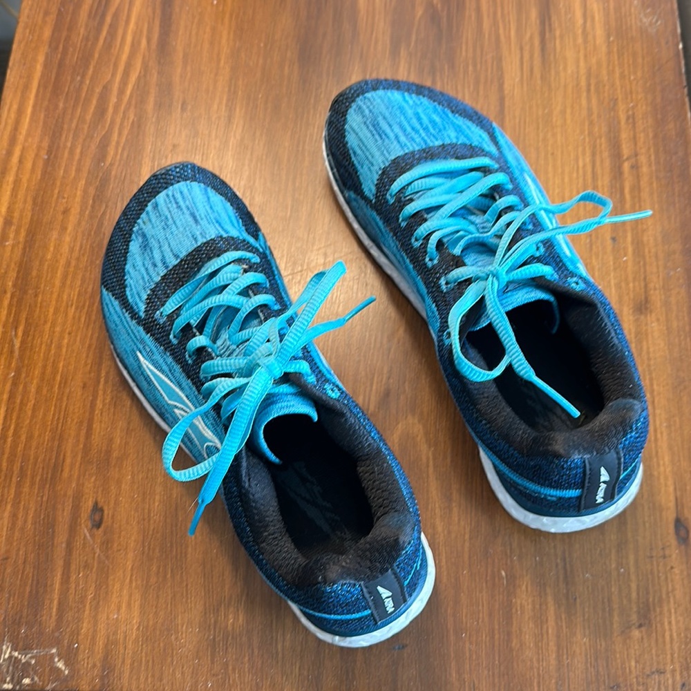 Walking shoe/sneaker